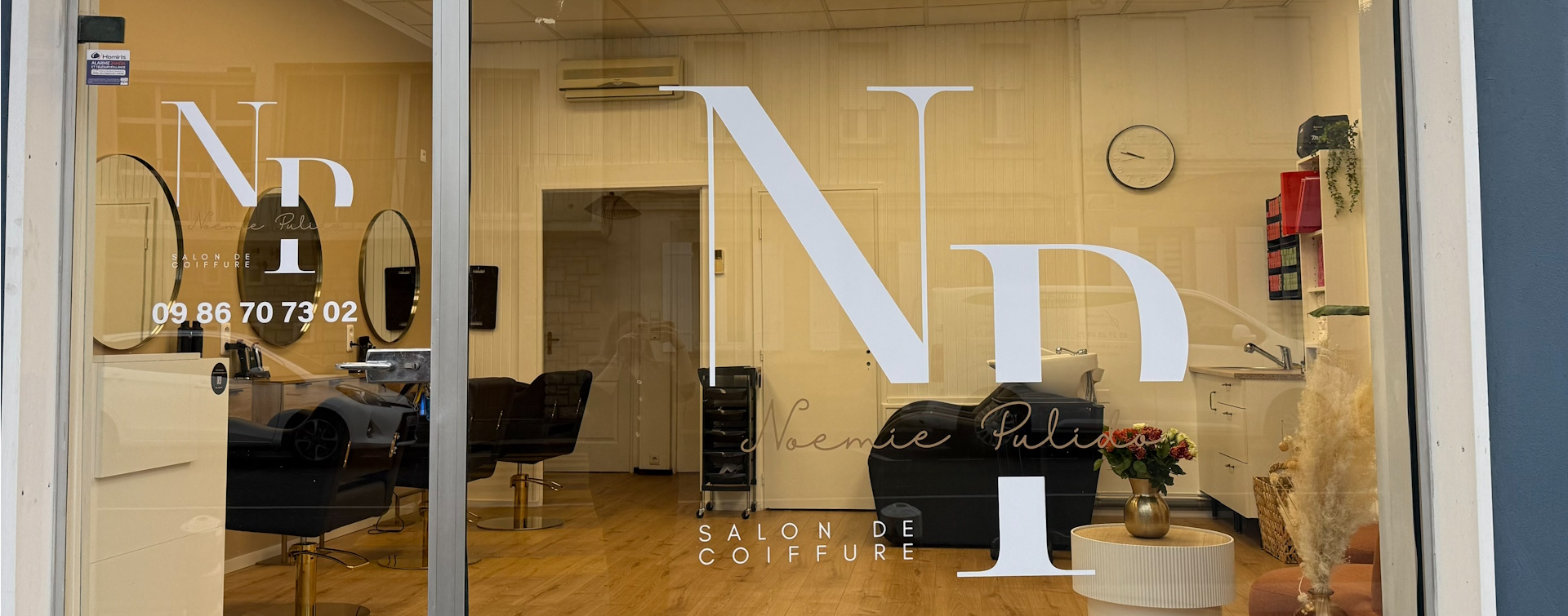 Devanture d’un salon de coiffure moderne
