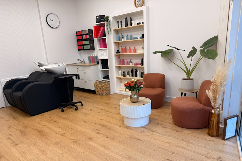 Salon de coiffure moderne et lumineux
